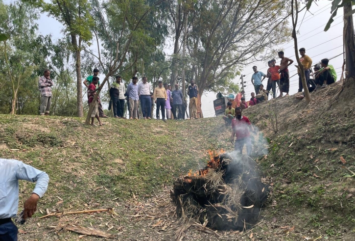 রাণীনগরে অবৈধ রিং জাল পুড়ে বিনষ্ট, মৎস্য অভয়াশ্রম ঘোষণা ইউএনওর